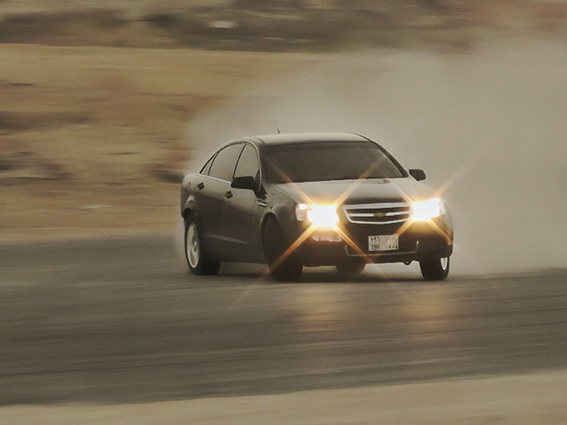 بالفيديو: مفحط يُقذف من سيارته أثناء انقلابها في شارع بالإمارات!